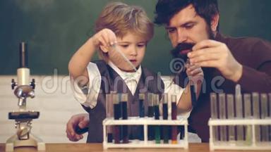 什么是化学教学。 老师教学生使用显微镜。 科教理念.. 小可爱